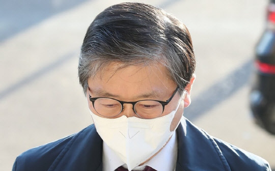 변창흠(사진) 국토부 장관 내정자가 21일 경기 과천 정부과천청사 서울지방국토관리청에 마련된 청문회 준비 사무실에 출근하고 있다. <연합뉴스>